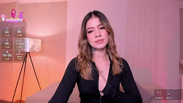 Snapshot of ViolettHansson chatting on 10.31.25 ViolettHansson online show from 10.31.25