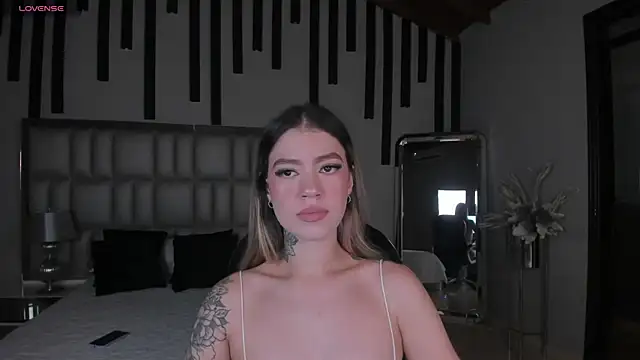 Snapshot of ViolettHansson chatting on 11.05.25 ViolettHansson online show from 11.05.25