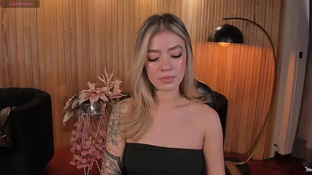 Snapshot of ViolettHansson chatting on 11.10.25 ViolettHansson online show from 11.10.25