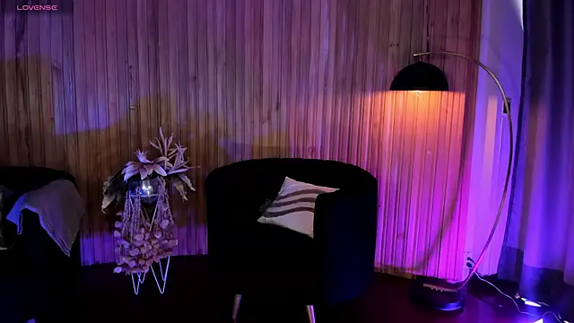 Snapshot of ViolettHansson chatting on 11.11.25 ViolettHansson online show from 11.11.25