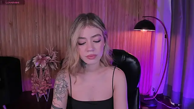 Snapshot of ViolettHansson chatting on 11.12.25 ViolettHansson online show from 11.12.25