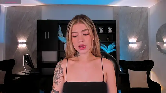 Snapshot of ViolettHansson chatting on 11.16.25 ViolettHansson online show from 11.16.25