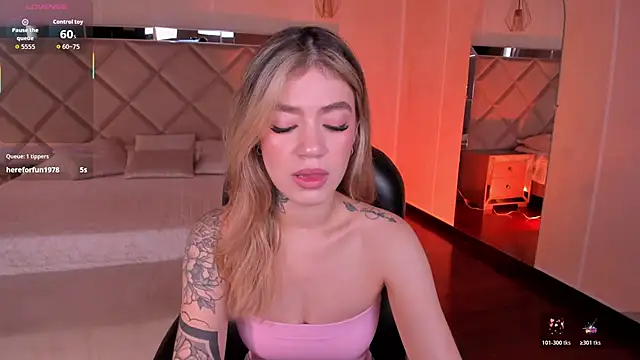 Snapshot of ViolettHansson chatting on 11.23.25 ViolettHansson online show from 11.23.25