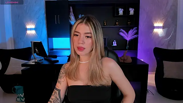 Snapshot of ViolettHansson chatting on 11.25.25 ViolettHansson online show from 11.25.25