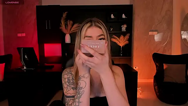 Snapshot of ViolettHansson chatting on 11.27.25 ViolettHansson online show from 11.27.25