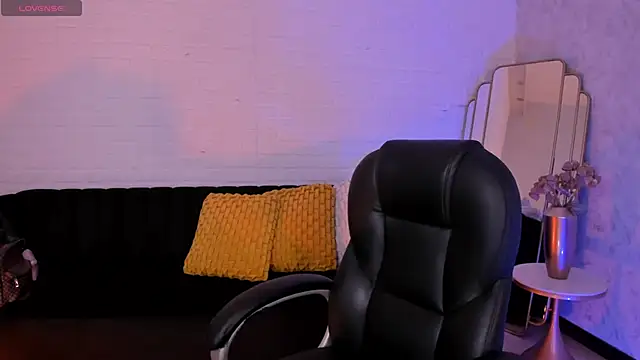 Snapshot of ViolettHansson chatting on 11.29.25 ViolettHansson online show from 11.29.25