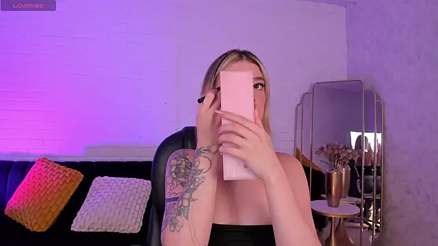 Snapshot of ViolettHansson chatting on 12.01.25 ViolettHansson online show from 12.01.25