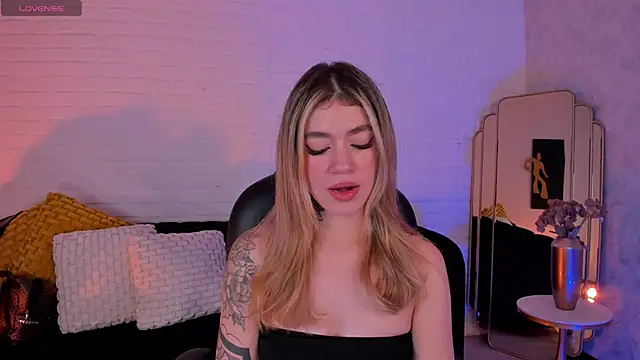 Snapshot of ViolettHansson chatting on 12.04.25 ViolettHansson online show from 12.04.25