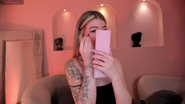 Snapshot of ViolettHansson chatting on 12.05.25 ViolettHansson online show from 12.05.25