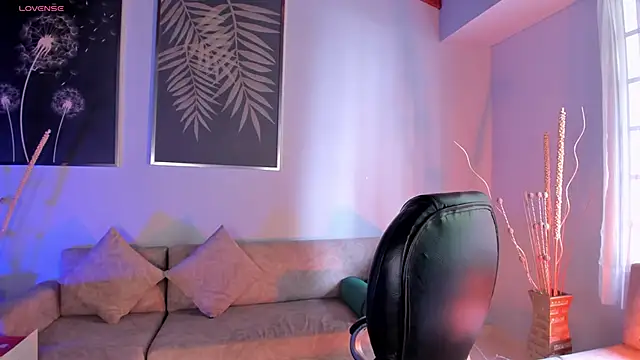 Snapshot of ViolettHansson chatting on 12.15.25 ViolettHansson online show from 12.15.25