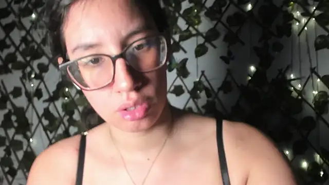 Snapshot of CoralineSanchez chatting on 10.17.25 CoralineSanchez online show from 10.17.25