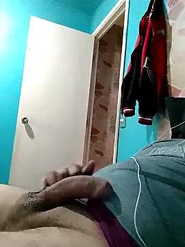 Snapshot of mundogo chatting on 10.13.25 mundogo online show from 10.13.25