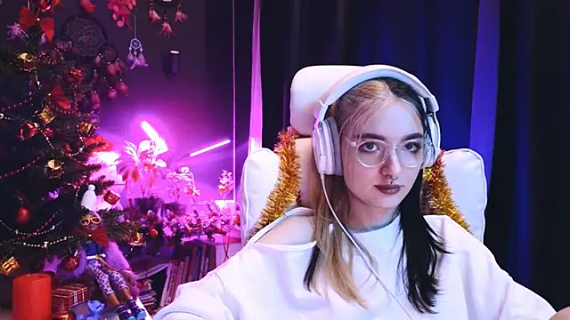 Snapshot of Avi_Nile chatting on 12.11.24 Avi Nile online show from 12.11.24