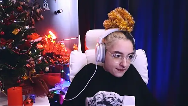 Snapshot of Avi_Nile chatting on 12.22.24 Avi Nile online show from 12.22.24