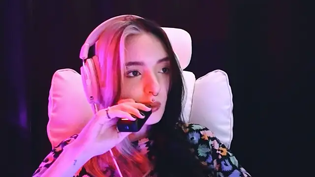 Snapshot of Avi_Nile chatting on 02.06.25 Avi Nile online show from 02.06.25