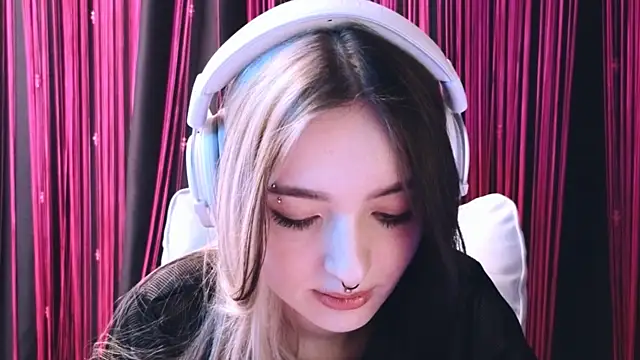 Snapshot of Avi_Nile chatting on 02.18.25 Avi Nile online show from 02.18.25