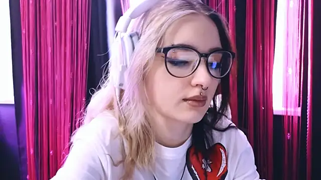 Snapshot of Avi_Nile chatting on 02.23.25 Avi Nile online show from 02.23.25