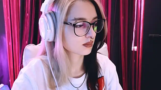 Snapshot of Avi_Nile chatting on 02.26.25 Avi Nile online show from 02.26.25