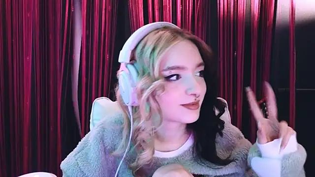 Snapshot of Avi_Nile chatting on 03.11.25 Avi Nile online show from 03.11.25