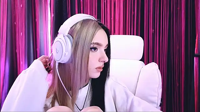 Snapshot of Avi_Nile chatting on 03.16.25 Avi Nile online show from 03.16.25