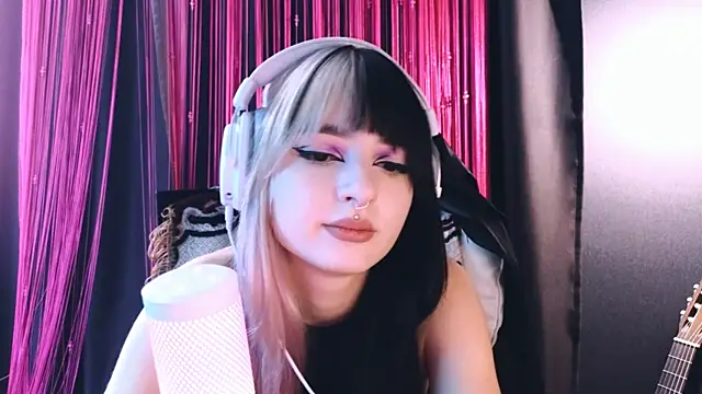 Snapshot of Avi_Nile chatting on 09.11.25 Avi Nile online show from 09.11.25