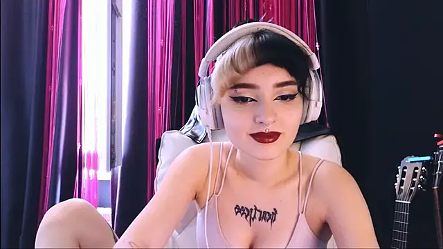 Snapshot of Avi_Nile chatting on 09.20.25 Avi Nile online show from 09.20.25