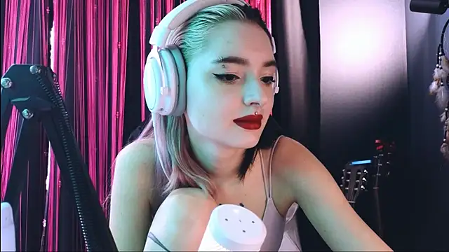 Snapshot of Avi_Nile chatting on 09.22.25 Avi Nile online show from 09.22.25