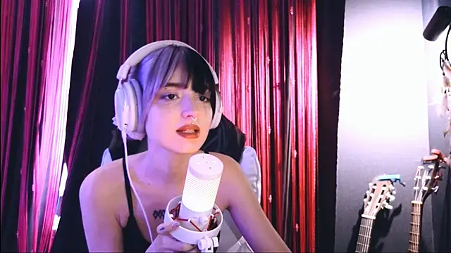 Snapshot of Avi_Nile chatting on 10.19.25 Avi Nile online show from 10.19.25