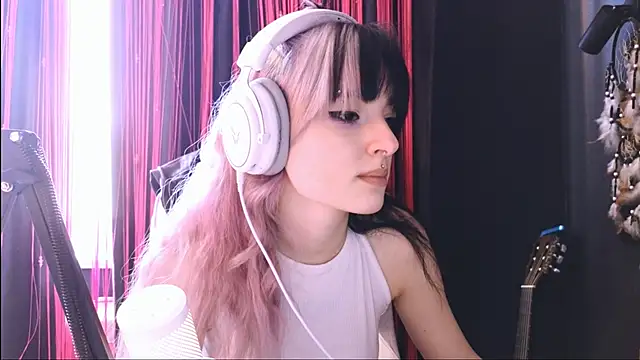 Snapshot of Avi_Nile chatting on 10.25.25 Avi Nile online show from 10.25.25