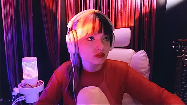 Snapshot of Avi_Nile chatting on 12.16.25 Avi Nile online show from 12.16.25