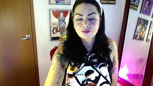 Snapshot of Ginna--mia chatting on 01.11.25 Ginna--mia online show from 01.11.25