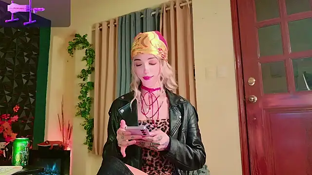 Snapshot of Finibondi chatting on 04.15.26 Finibondi online show from 04.15.26