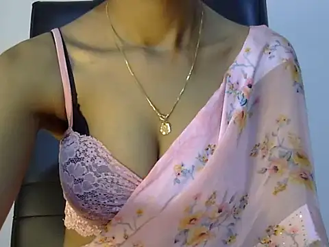 Snapshot of lola-__ chatting on 12.12.24 lola- online show from 12.12.24