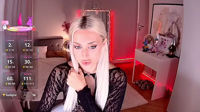 Snapshot of LoryWood chatting on 11.09.25 LoryWood online show from 11.09.25