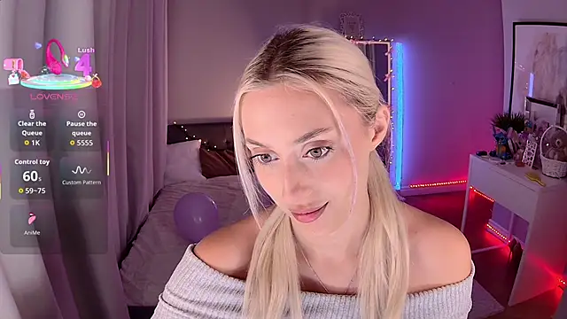 Snapshot of LoryWood chatting on 12.04.25 LoryWood online show from 12.04.25