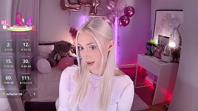 Snapshot of LoryWood chatting on 12.05.25 LoryWood online show from 12.05.25