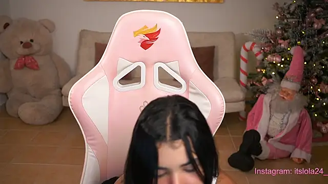 Snapshot of its_lola24 chatting on 12.31.24 its lola24 online show from 12.31.24