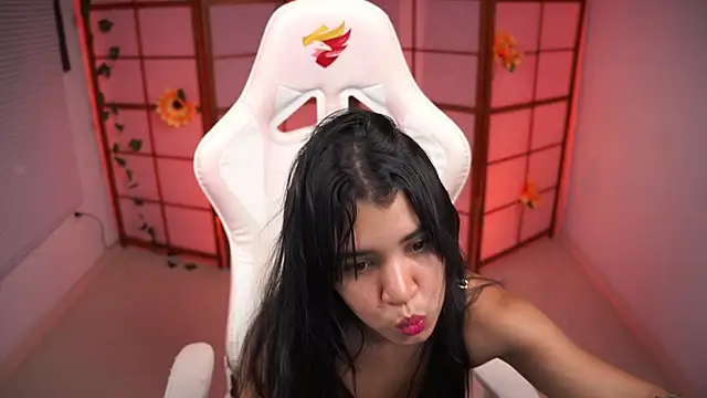 Snapshot of its_lola24 chatting on 10.04.25 its lola24 online show from 10.04.25