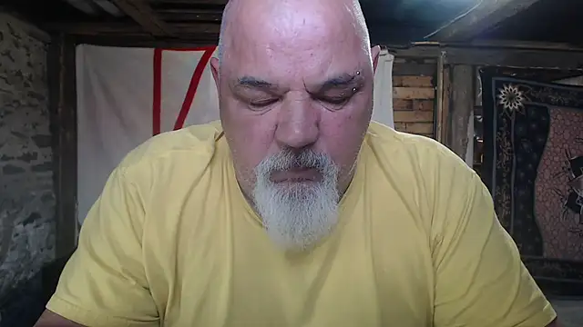Newfiesausage1972 online show from 04.23.26