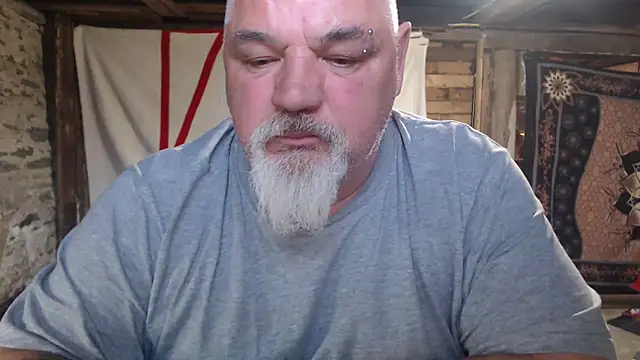 Newfiesausage1972 online show from 05.10.26