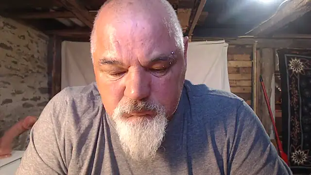 Newfiesausage1972 online show from 05.21.26