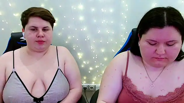 Snapshot of BeckyAndHellen chatting on 04.29.26 BeckyAndHellen online show from 04.29.26