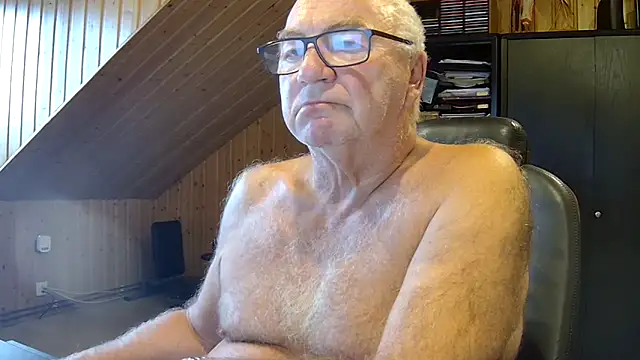 Snapshot of biggandybig chatting on 09.17.25 biggandybig online show from 09.17.25