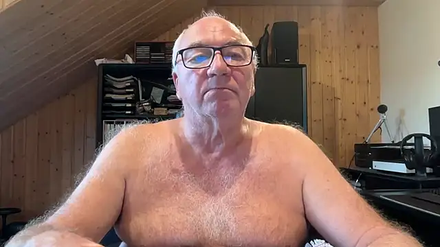 Snapshot of biggandybig chatting on 09.25.25 biggandybig online show from 09.25.25