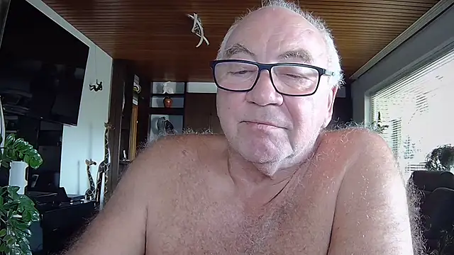 Snapshot of biggandybig chatting on 09.28.25 biggandybig online show from 09.28.25