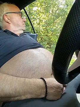 Snapshot of biggandybig chatting on 09.29.25 biggandybig online show from 09.29.25