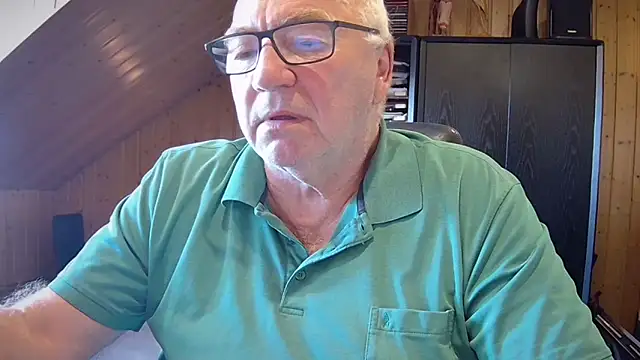 Snapshot of biggandybig chatting on 10.02.25 biggandybig online show from 10.02.25