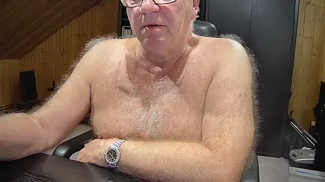 Snapshot of biggandybig chatting on 10.08.25 biggandybig online show from 10.08.25