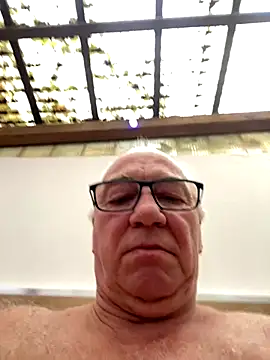 Snapshot of biggandybig chatting on 10.09.25 biggandybig online show from 10.09.25