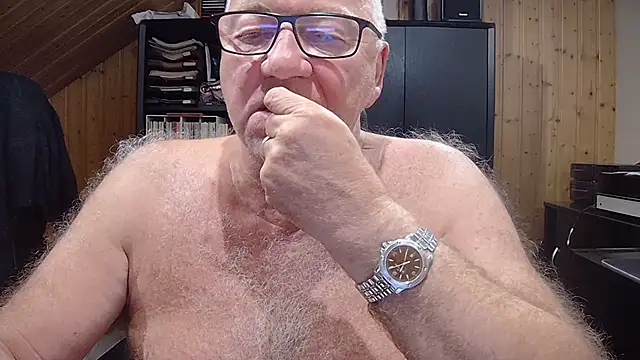 Snapshot of biggandybig chatting on 10.23.25 biggandybig online show from 10.23.25